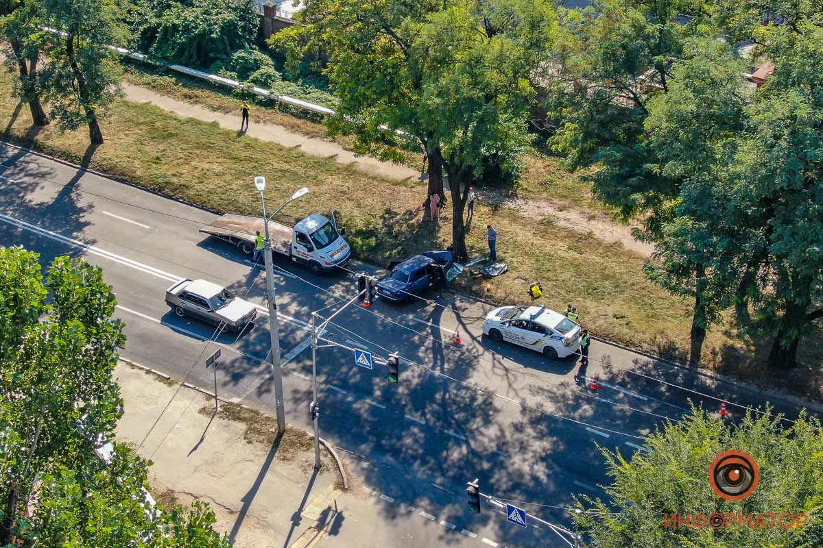 На месте происшествия уже работает полиция и следователь На месте происшествия уже работает полиция и следователь