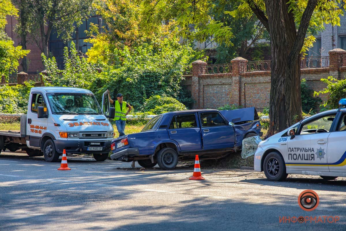 На место случившегося уже прибыл эвакуатор На место случившегося уже прибыл эвакуатор