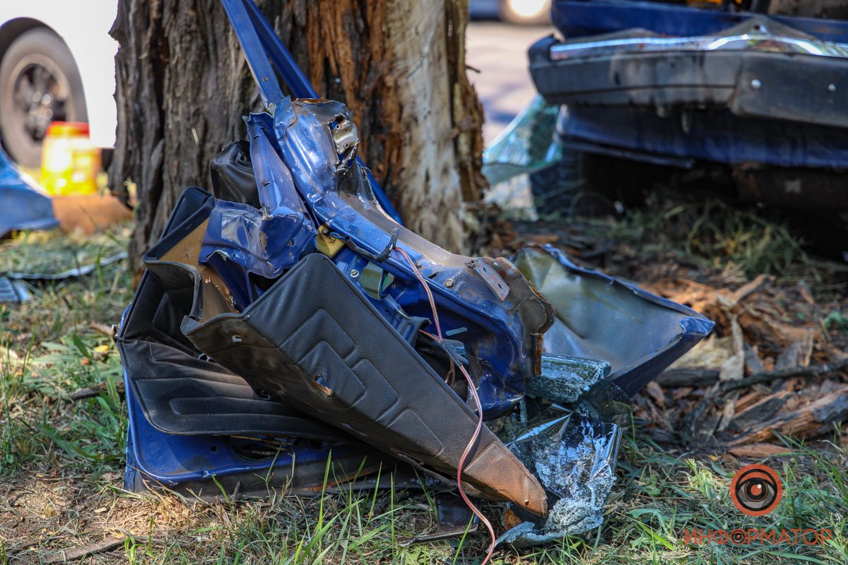 На обочине лежат запчасти машины, на дороге осколки стекла. Будьте осторожны На обочине лежат запчасти машины, на дороге осколки стекла. Будьте осторожны