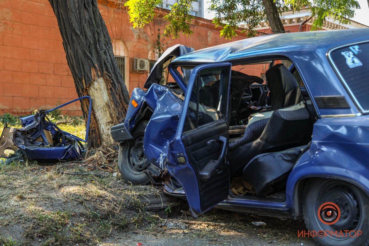 Известно, что водителя доставали из машины спасатели Известно, что водителя доставали из машины спасатели