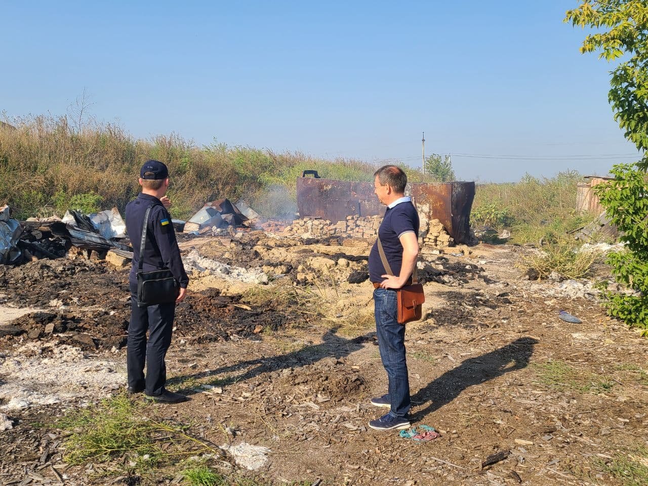 У микрорайона Корея, на территории промзоны, днепровский предприниматель около года незаконно перерабатывал древесину на уголь