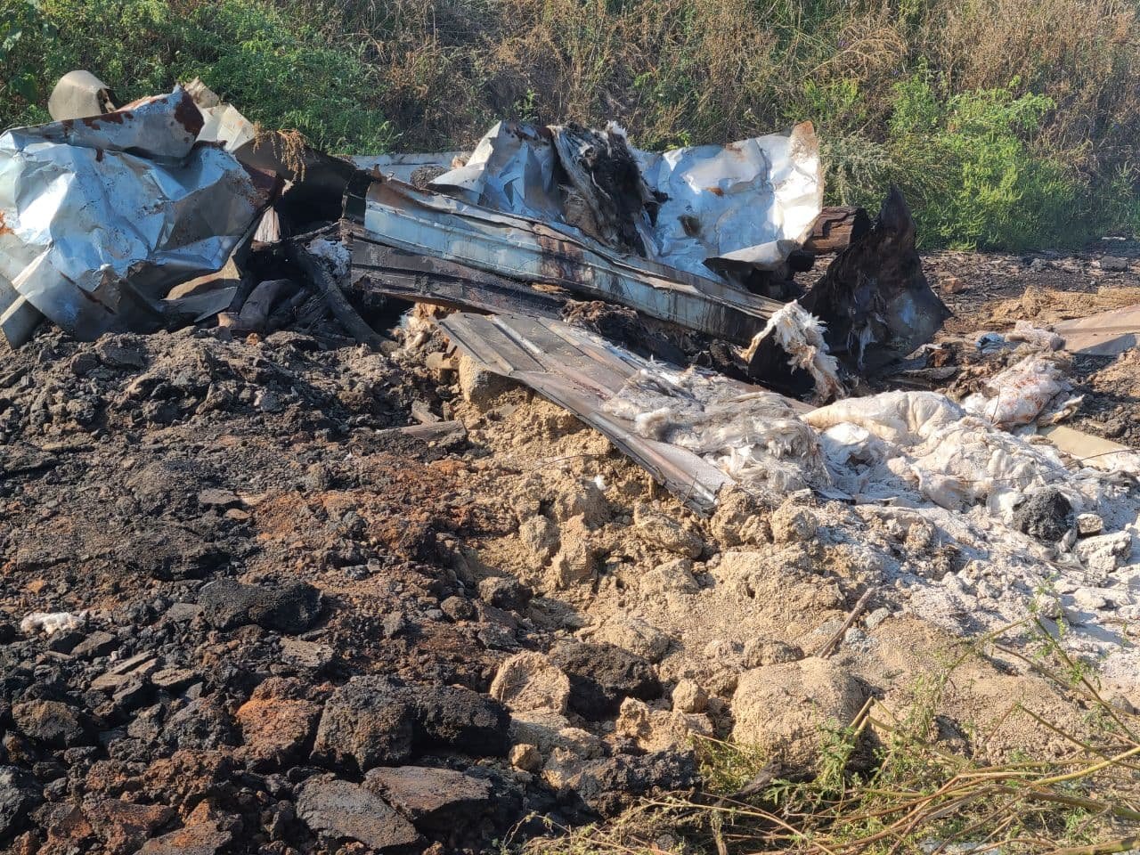 Мужчина сжигал бревна в трех бочках со смазочными материалами