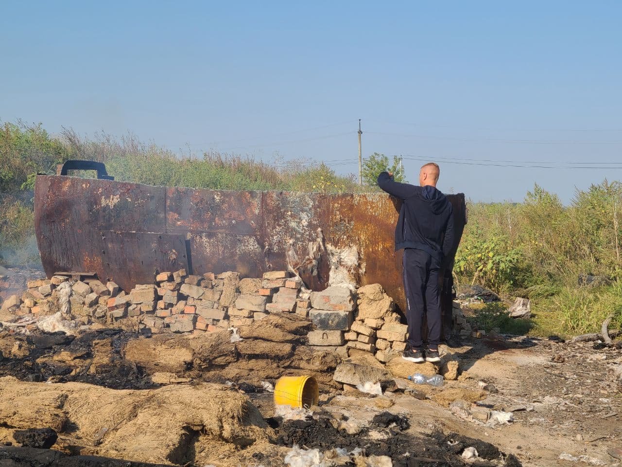 Конечный продукт в виде угля хранил на арендованном складе и продавал