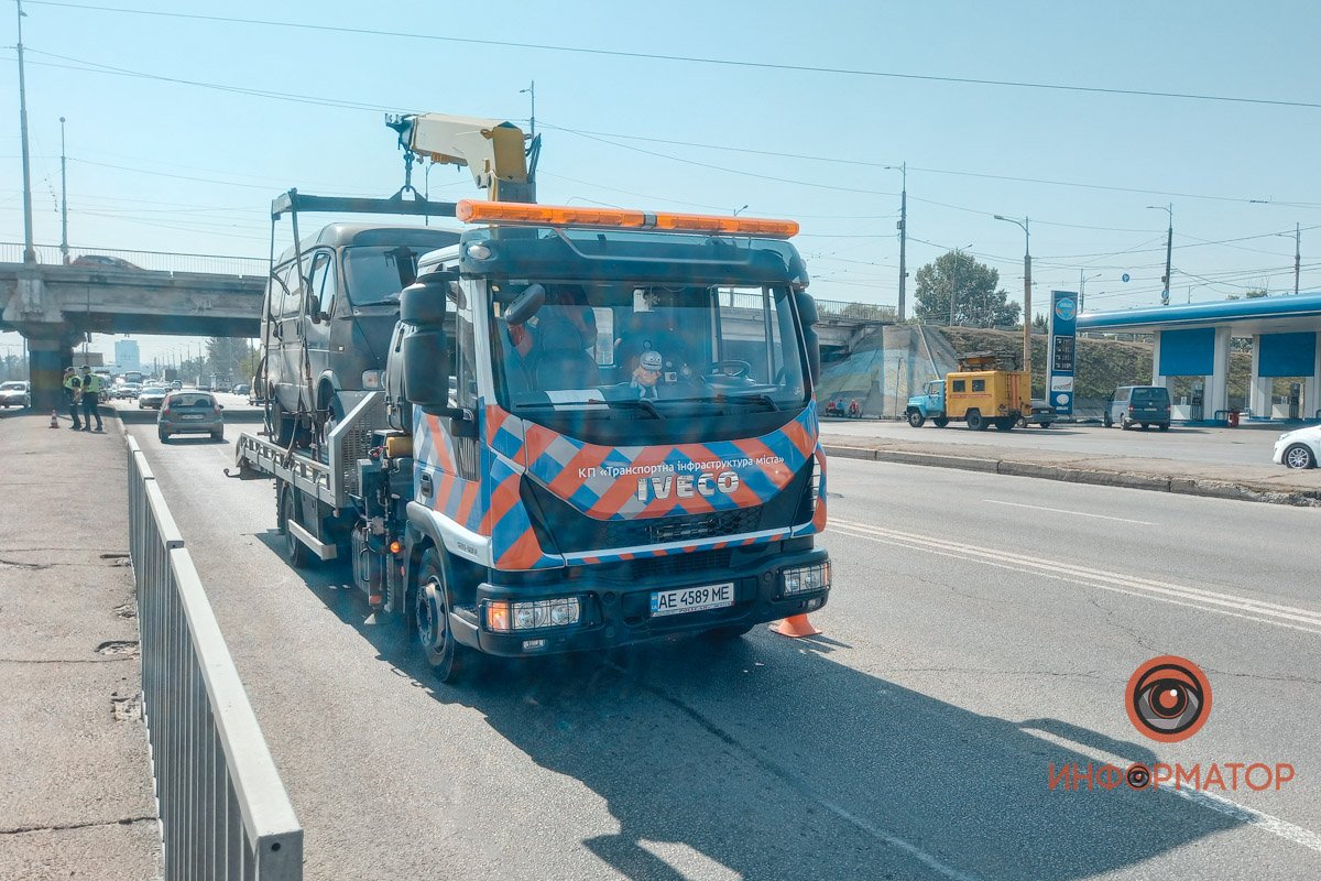 Эвакуатор, который зацепил обвисший провод 