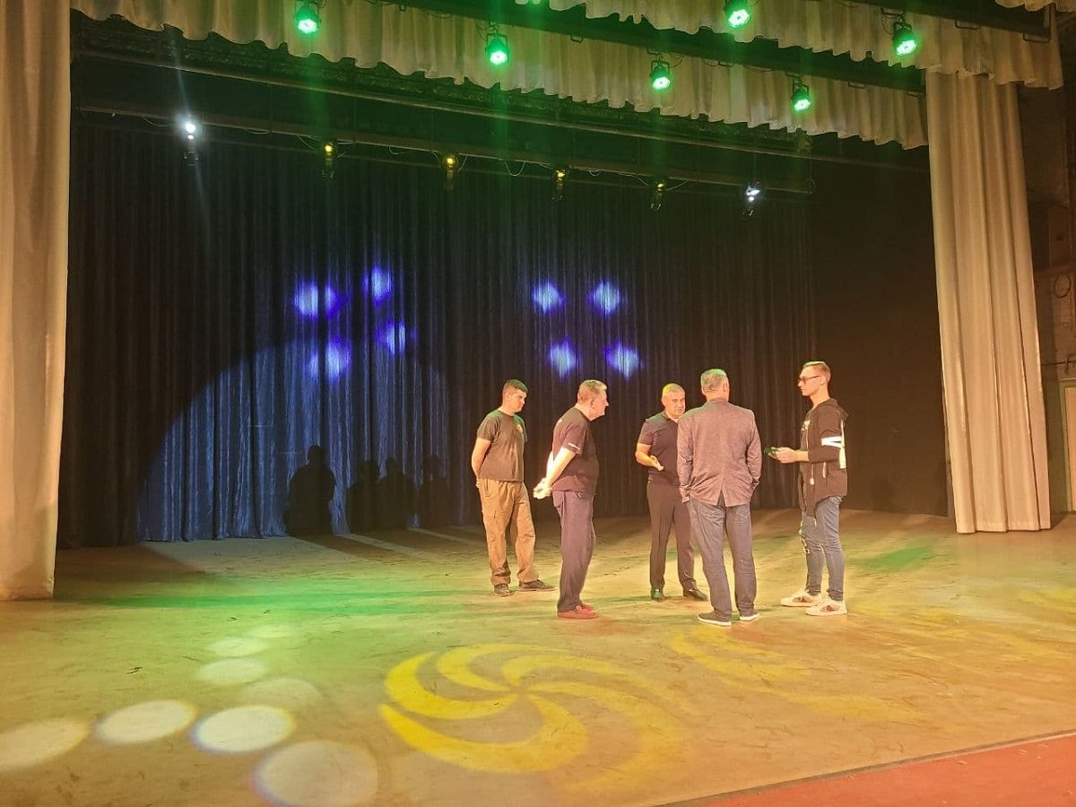 Мэр Новомосковска проверил, как проходит ремонт во Дворце культуры "Металлург" 2