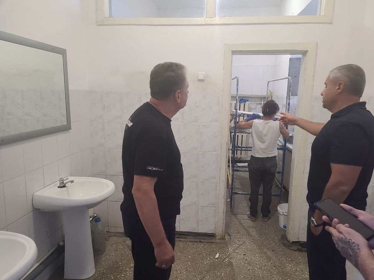 Мэр Новомосковска проверил, как проходит ремонт во Дворце культуры "Металлург" 3