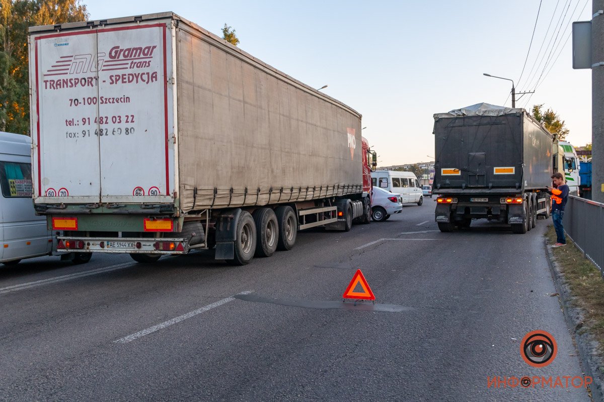 В Днепре на Космической столкнулись фура и Renault службы такси Bolt: образовалась огромная пробка 1