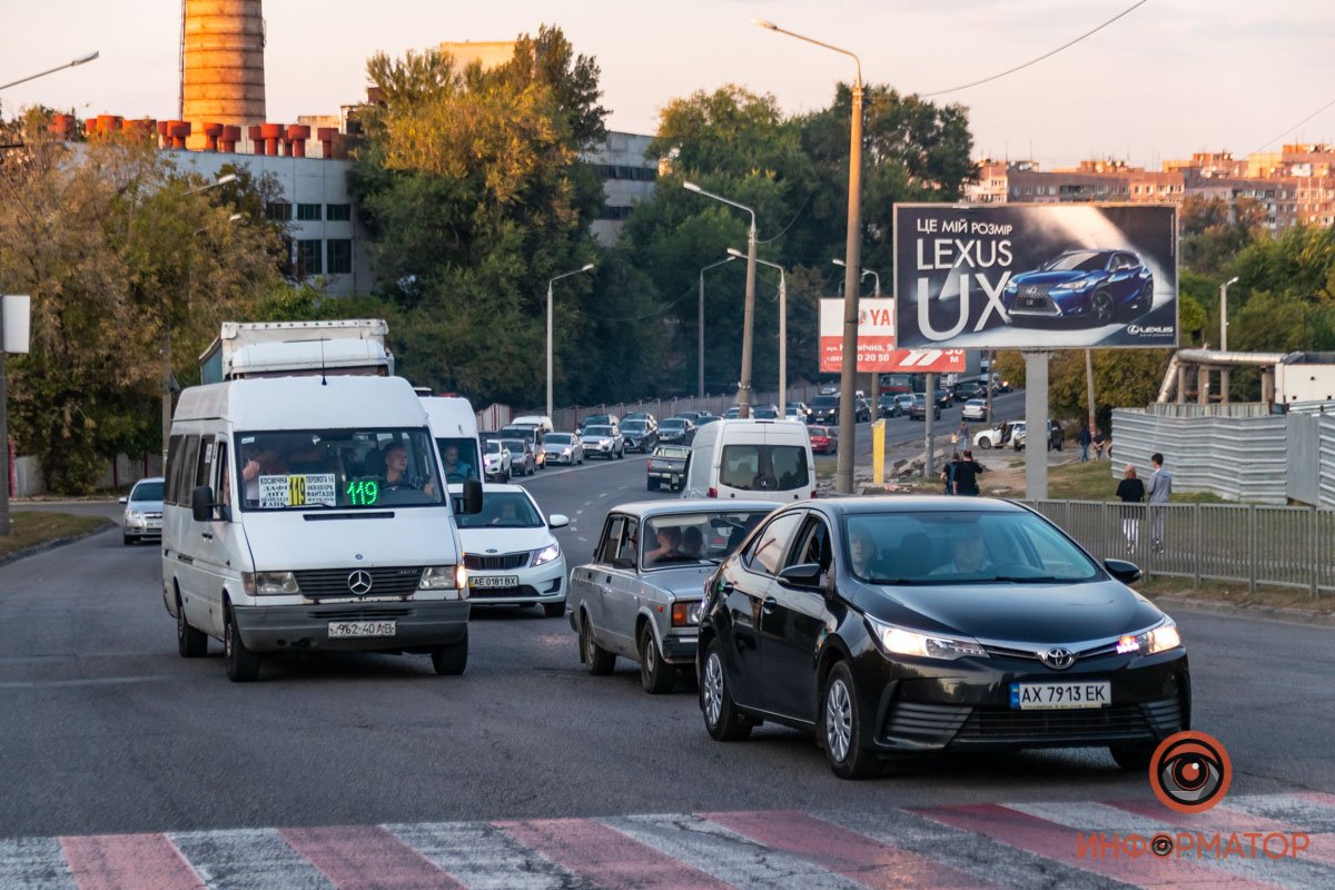 В Днепре на Космической столкнулись фура и Renault службы такси Bolt: образовалась огромная пробка 2