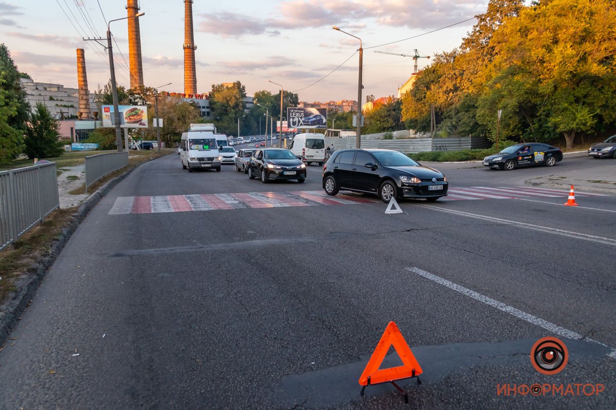 В Днепре на Космической столкнулись фура и Renault службы такси Bolt: образовалась огромная пробка 3