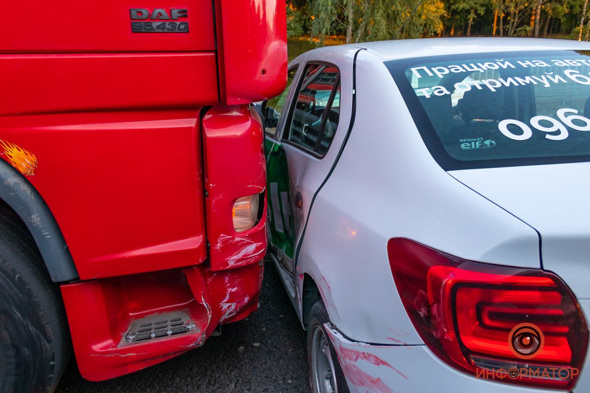 В Днепре на Космической столкнулись фура и Renault службы такси Bolt: образовалась огромная пробка 4
