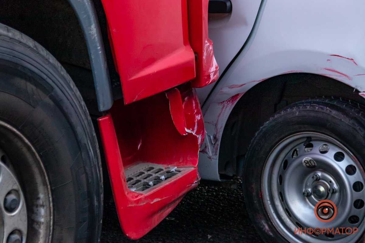 В Днепре на Космической столкнулись фура и Renault службы такси Bolt: образовалась огромная пробка 6