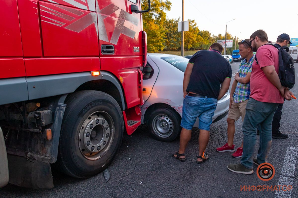 В Днепре на Космической столкнулись фура и Renault службы такси Bolt: образовалась огромная пробка 7