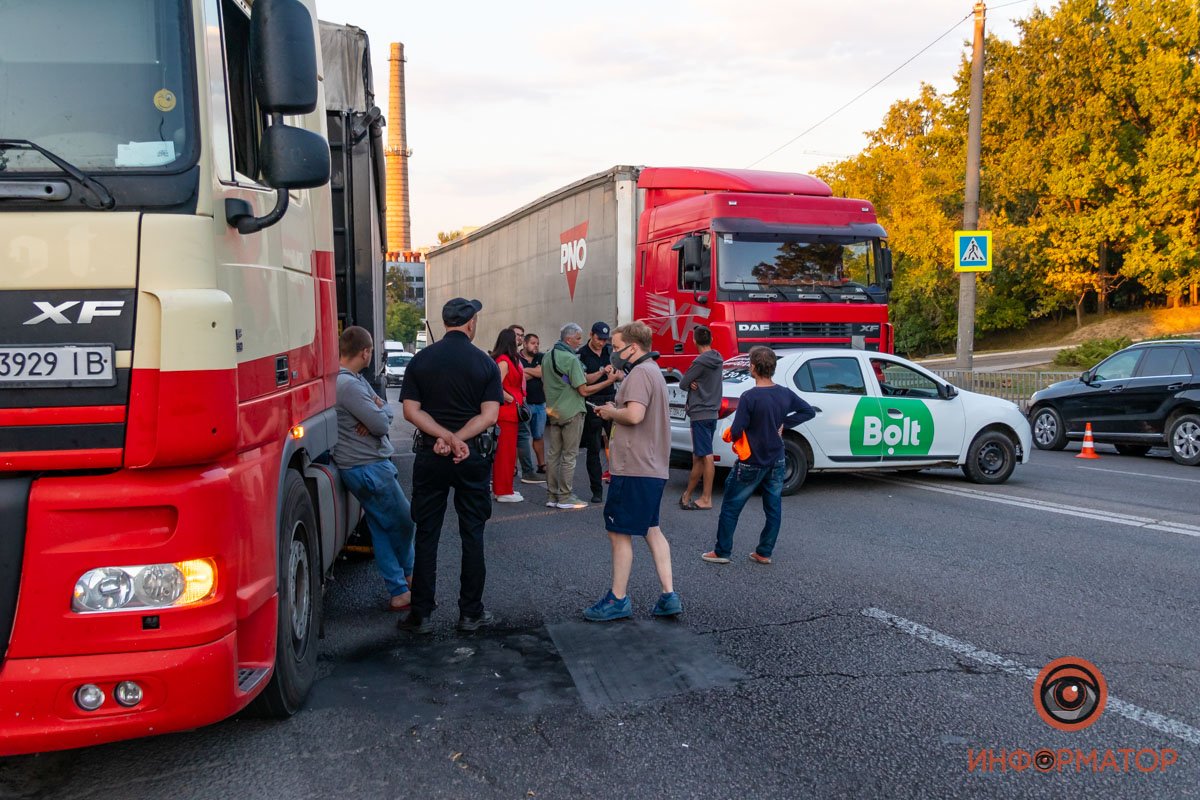 В Днепре на Космической столкнулись фура и Renault службы такси Bolt: образовалась огромная пробка 8