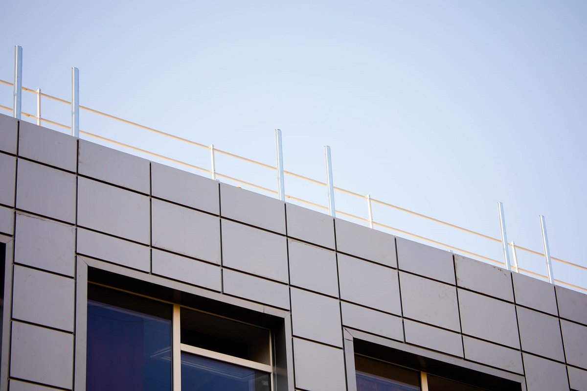 Новая кровля и вентилируемый фасад: в Днепре ремонтируют профессиональный колледж спорта 4