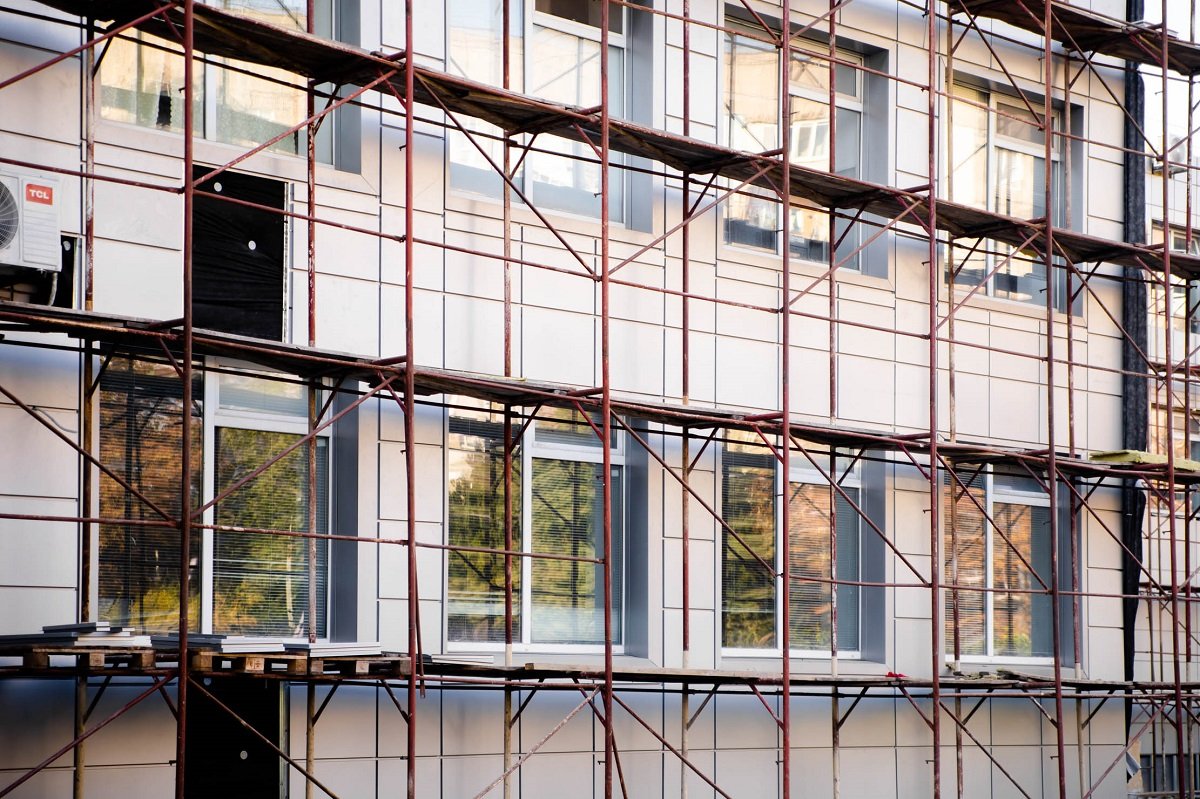 Новая кровля и вентилируемый фасад: в Днепре ремонтируют профессиональный колледж спорта 6