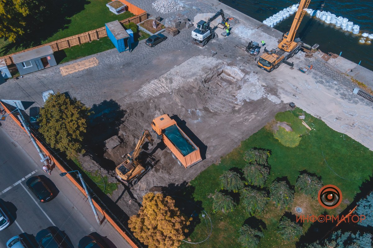 Частично демонтировали часть газона и брусчатки