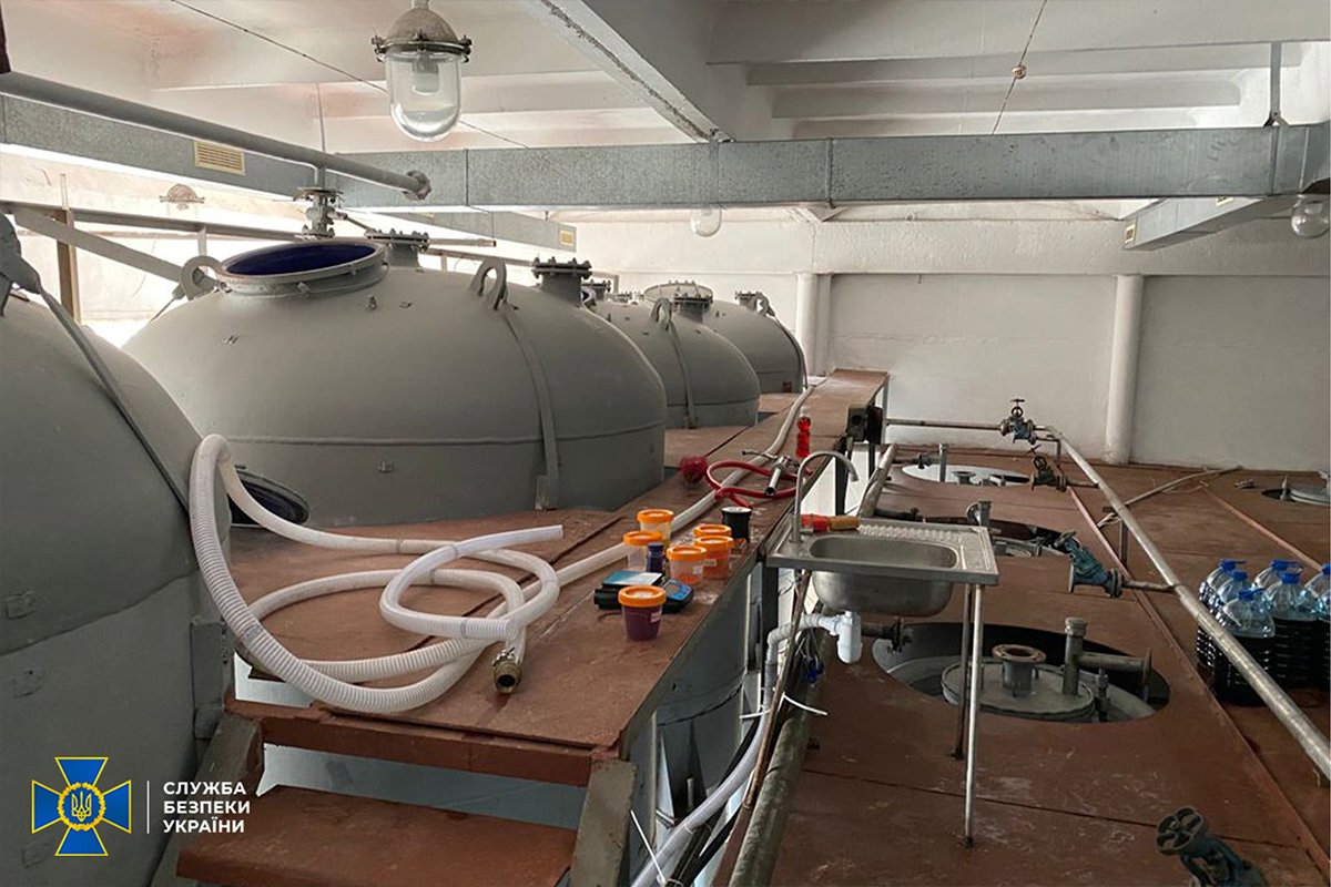 Подпольный завод по производству алкоголя работал в Днепропетровской области