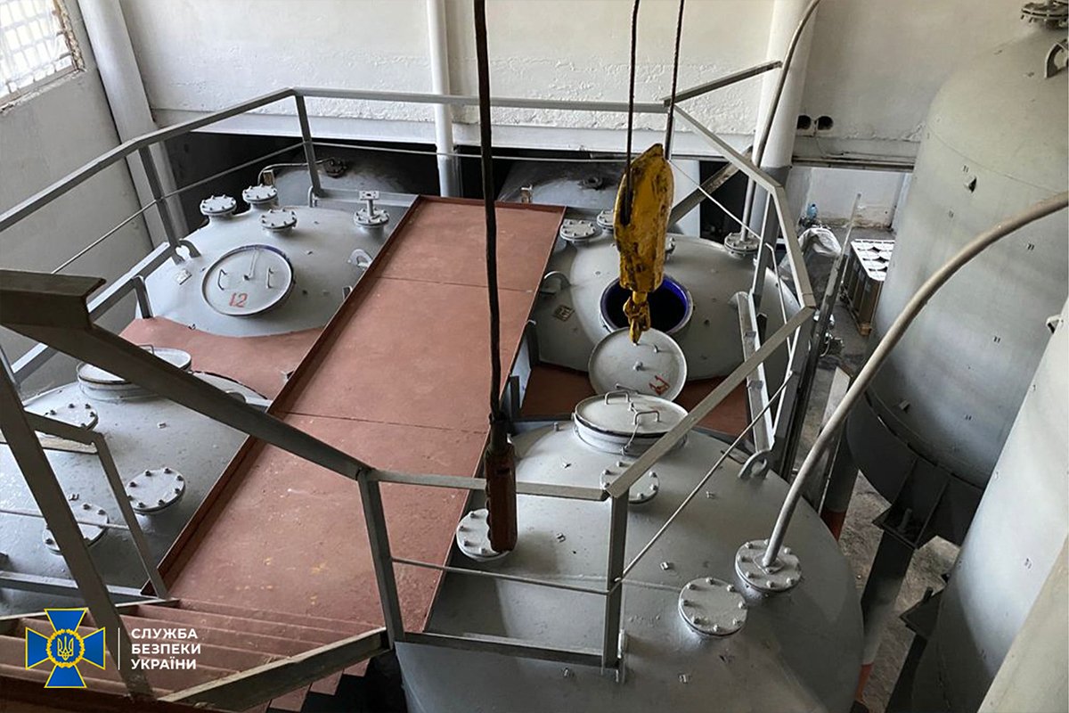 Ежемесячно с завода продавали более 100 тонн поддельного алкоголя 