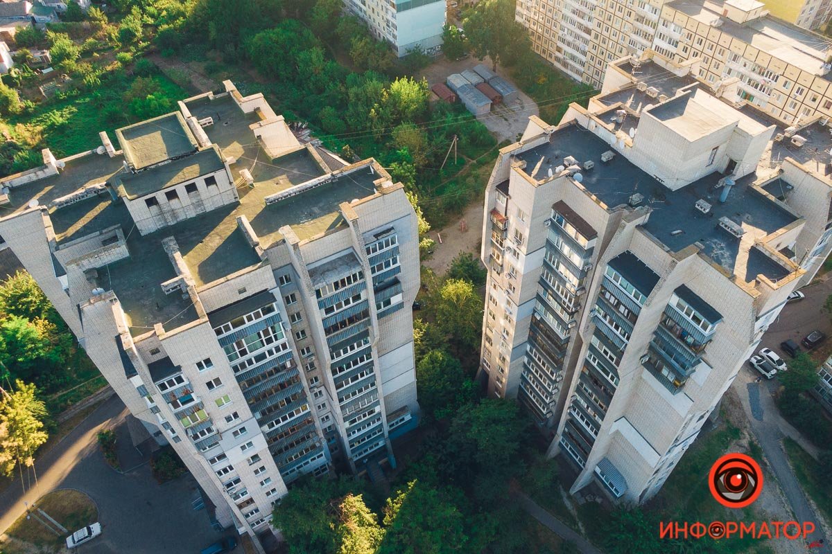 Дом на дом смотрит