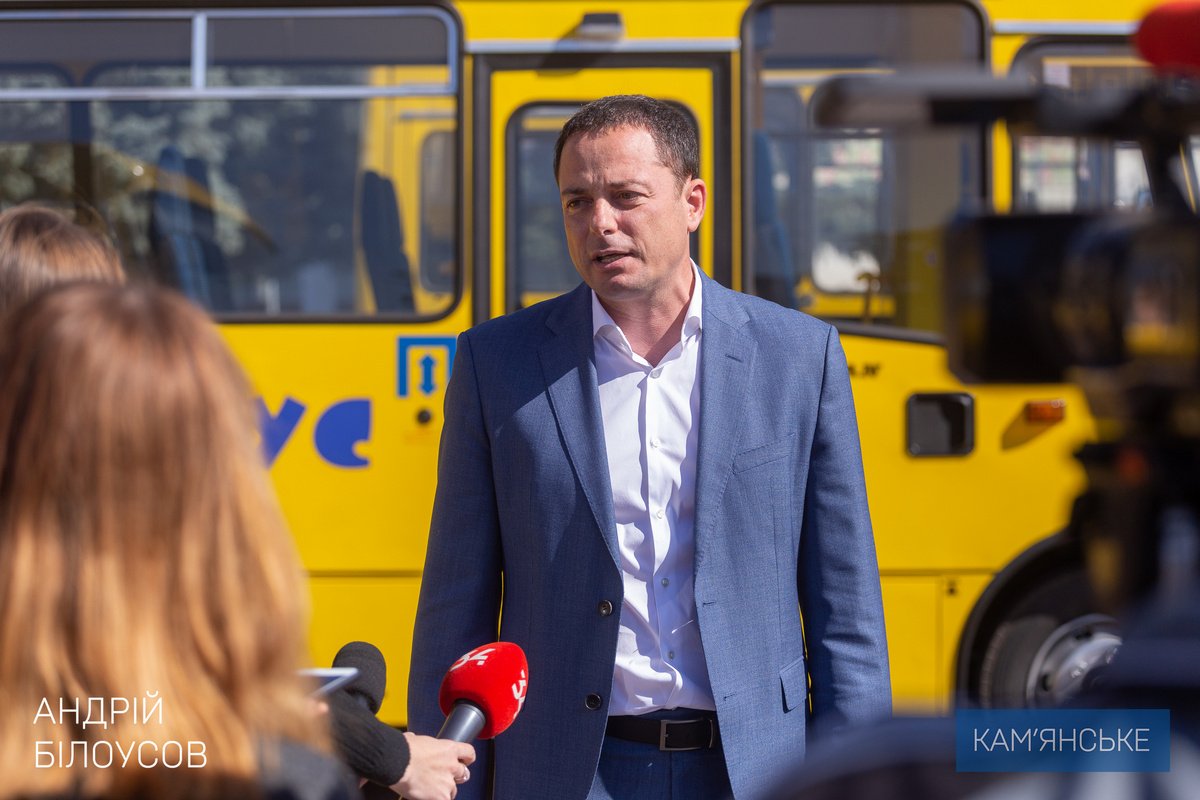 В Каменском ко Дню города презентовали новые школьные автобусы и трамваи 3