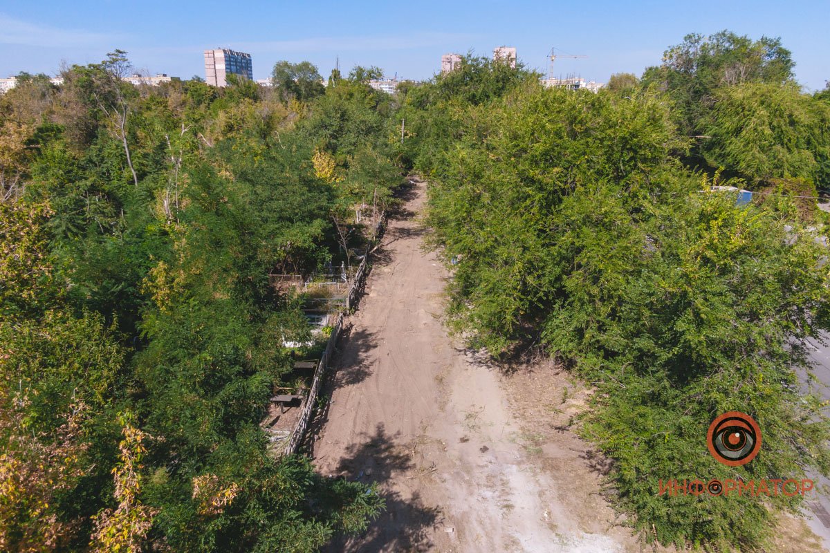 Разбросанные останки и сломанные памятники: в Днепре на Клочко сровняли с землей кладбище домашних животных 2