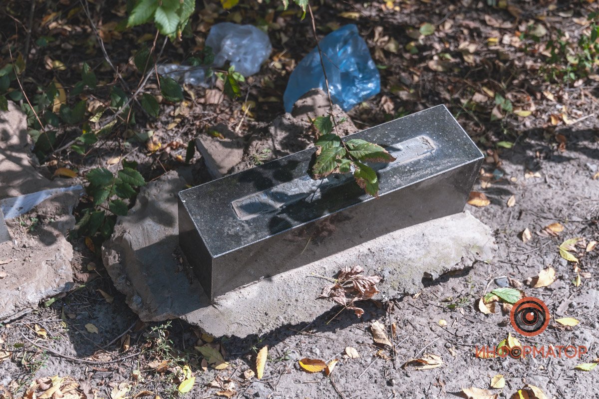 Разбросанные останки и сломанные памятники: в Днепре на Клочко сровняли с землей кладбище домашних животных 4