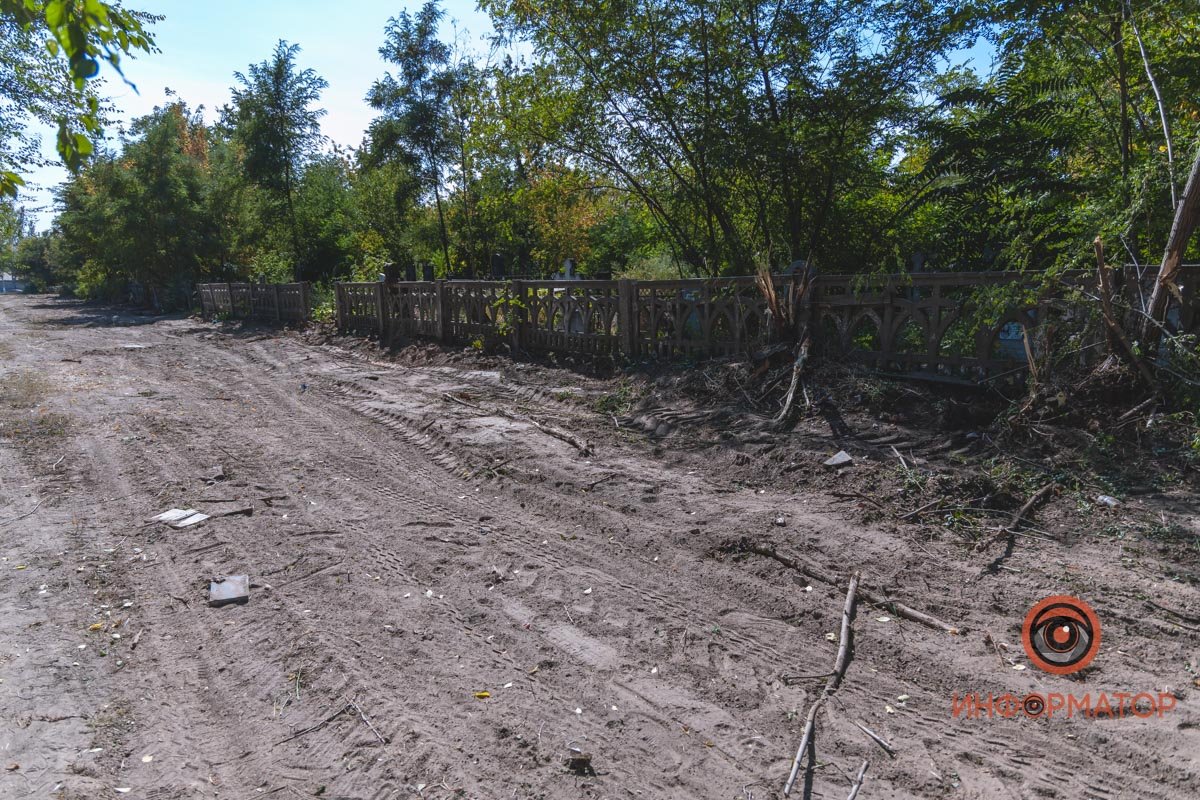 Разбросанные останки и сломанные памятники: в Днепре на Клочко сровняли с землей кладбище домашних животных 5