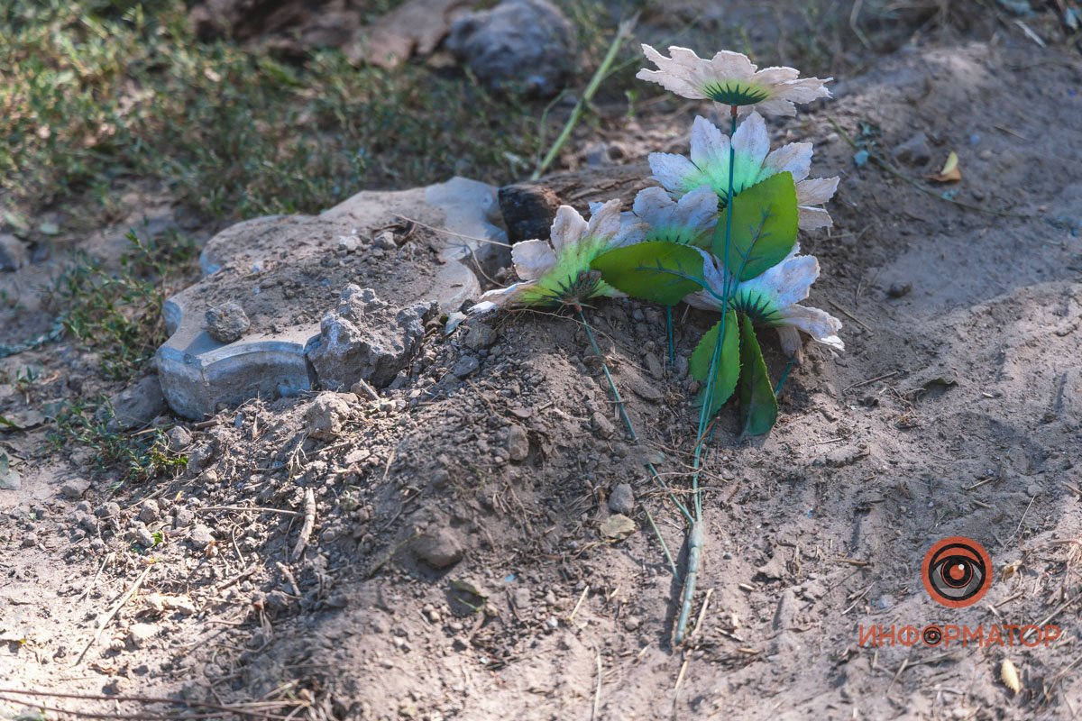 Разбросанные останки и сломанные памятники: в Днепре на Клочко сровняли с землей кладбище домашних животных 7