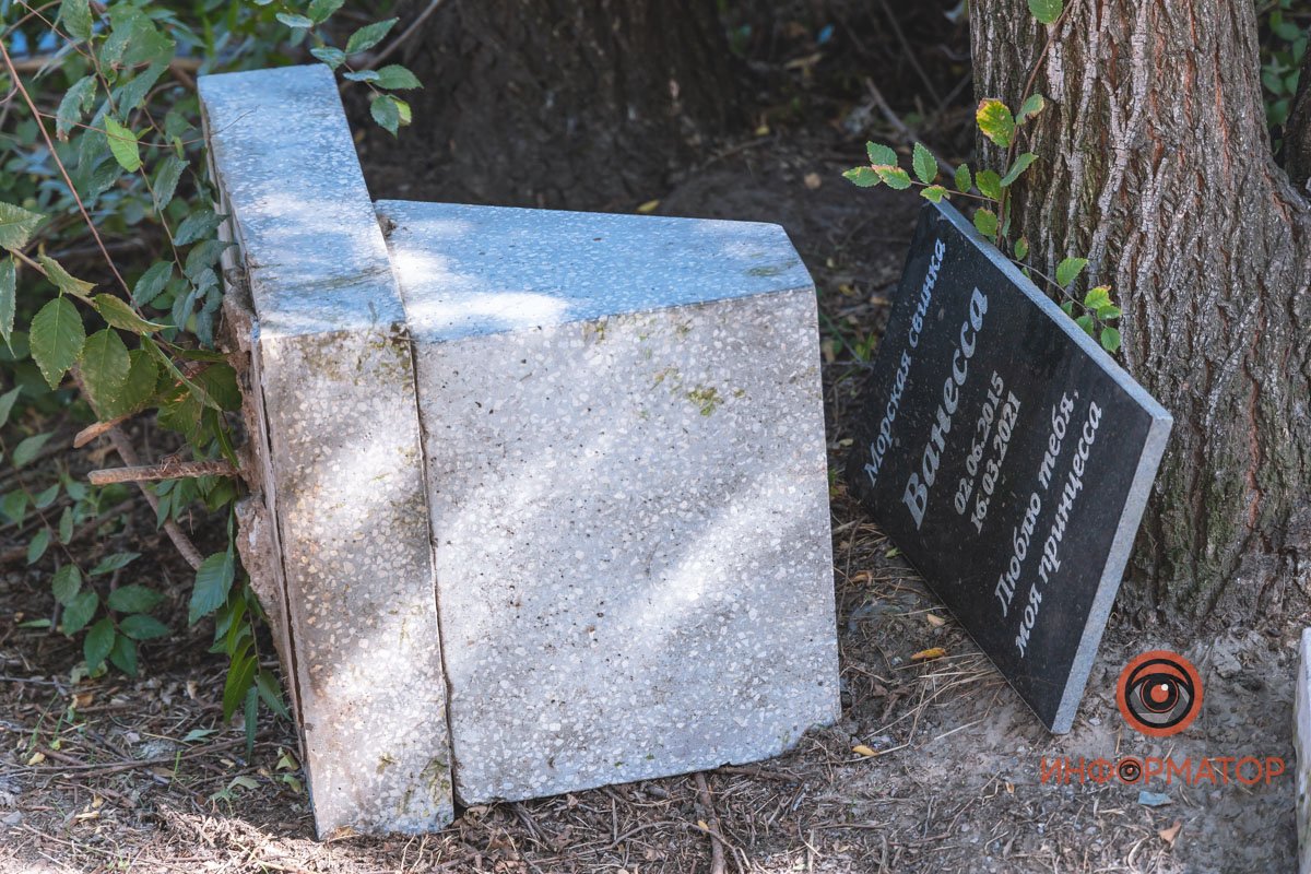 Разбросанные останки и сломанные памятники: в Днепре на Клочко сровняли с землей кладбище домашних животных 8