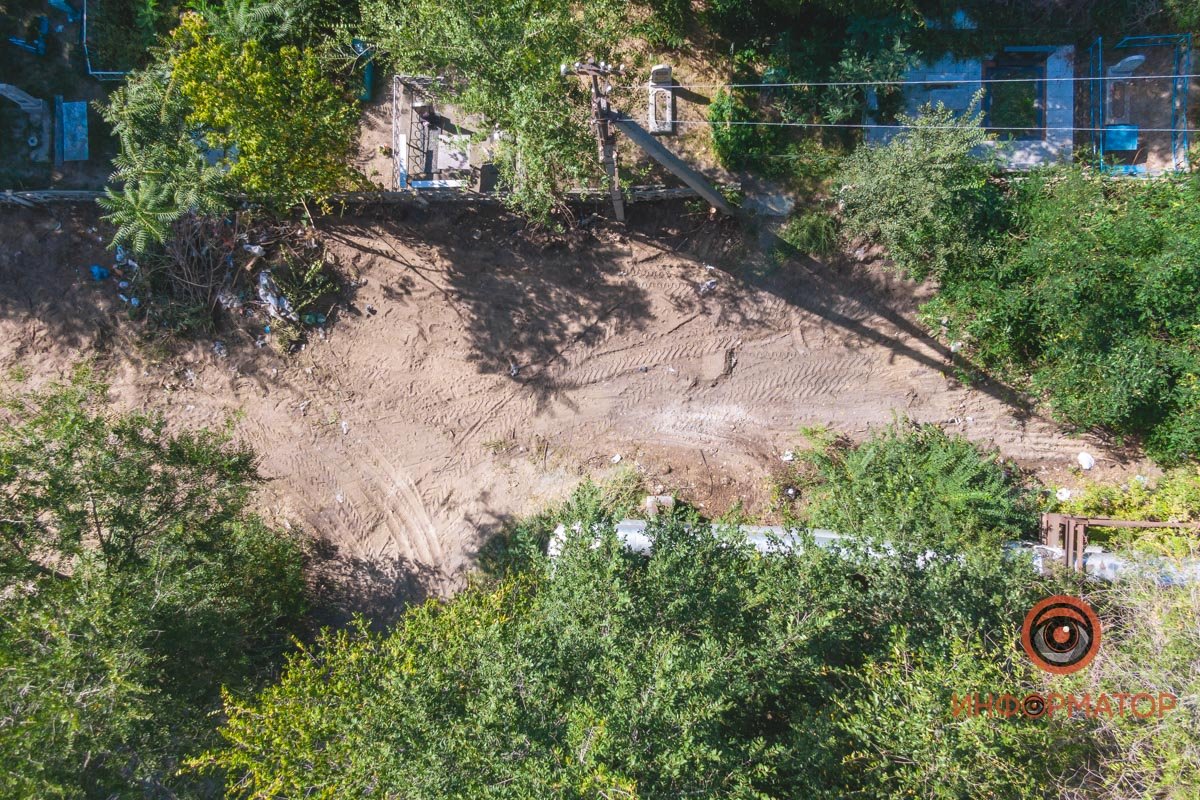 Разбросанные останки и сломанные памятники: в Днепре на Клочко сровняли с землей кладбище домашних животных 10