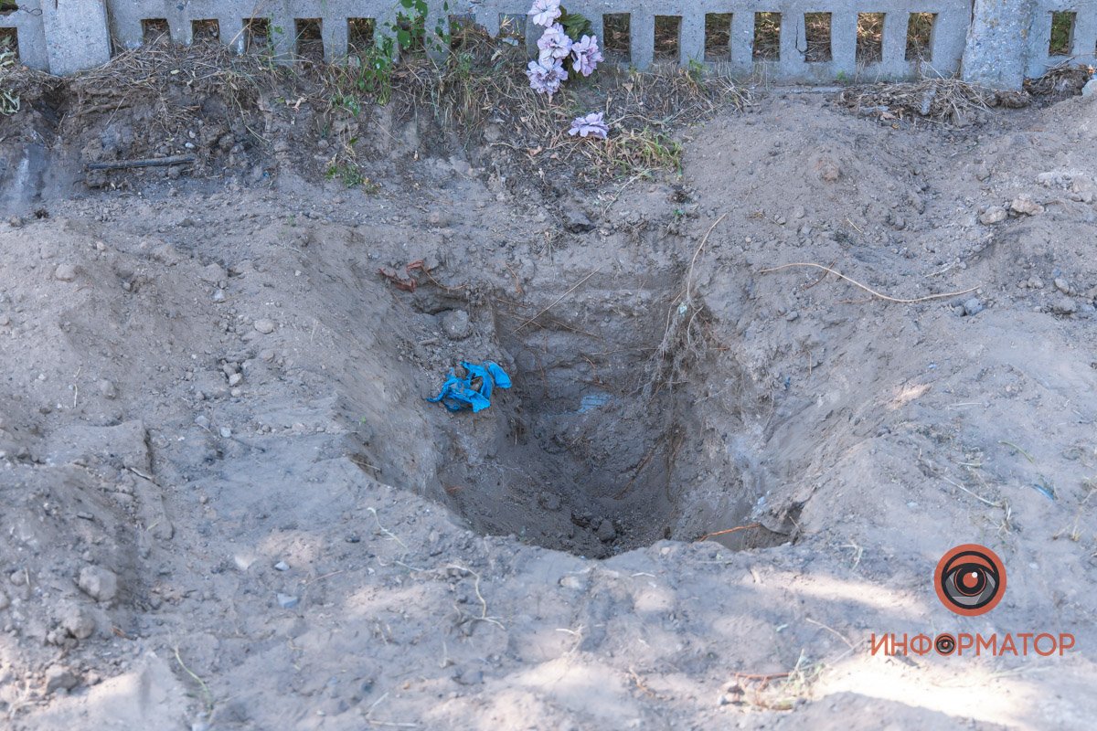 Разбросанные останки и сломанные памятники: в Днепре на Клочко сровняли с землей кладбище домашних животных 11