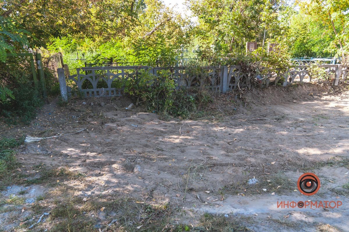 Разбросанные останки и сломанные памятники: в Днепре на Клочко сровняли с землей кладбище домашних животных 12