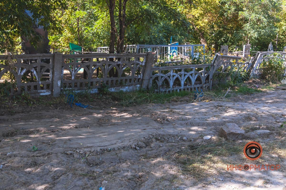 Разбросанные останки и сломанные памятники: в Днепре на Клочко сровняли с землей кладбище домашних животных 15