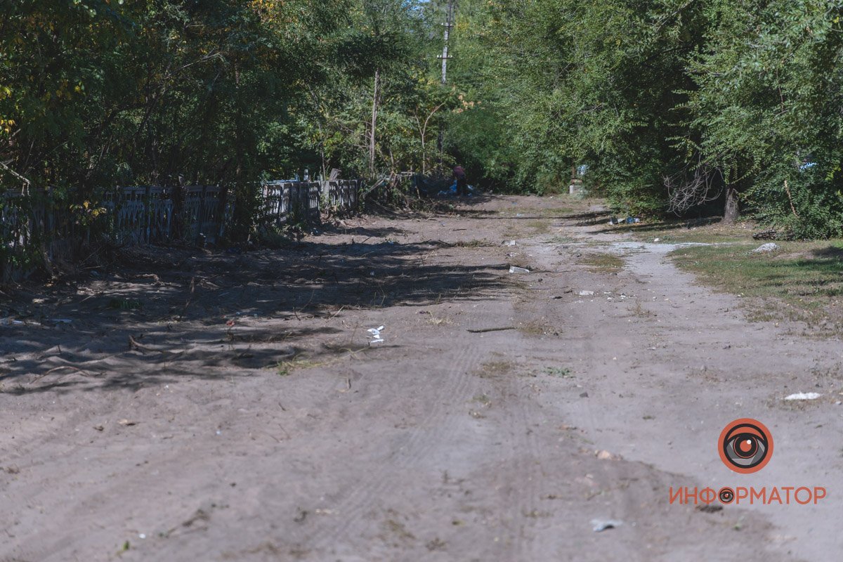 Разбросанные останки и сломанные памятники: в Днепре на Клочко сровняли с землей кладбище домашних животных 17