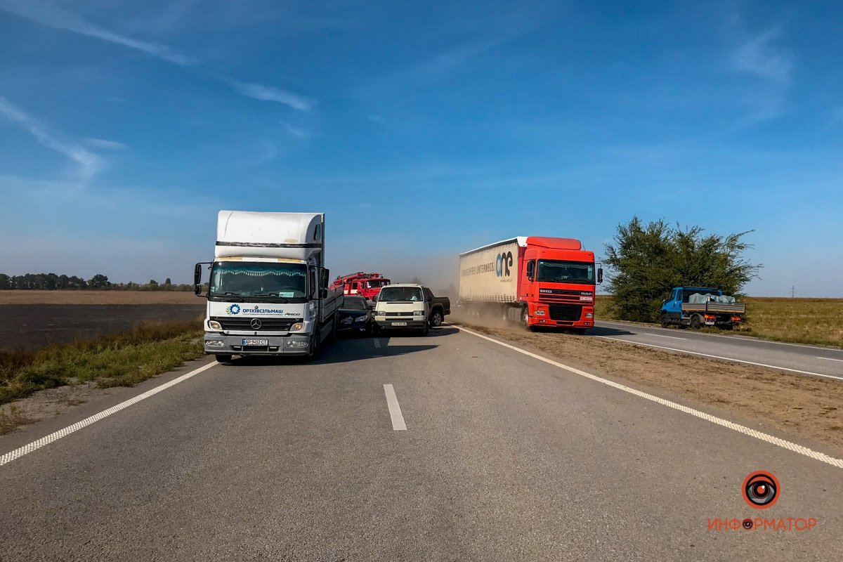 На трассе Днепр - Запорожье из-за масштабного пожара произошло ДТП с участием 5 машин 1