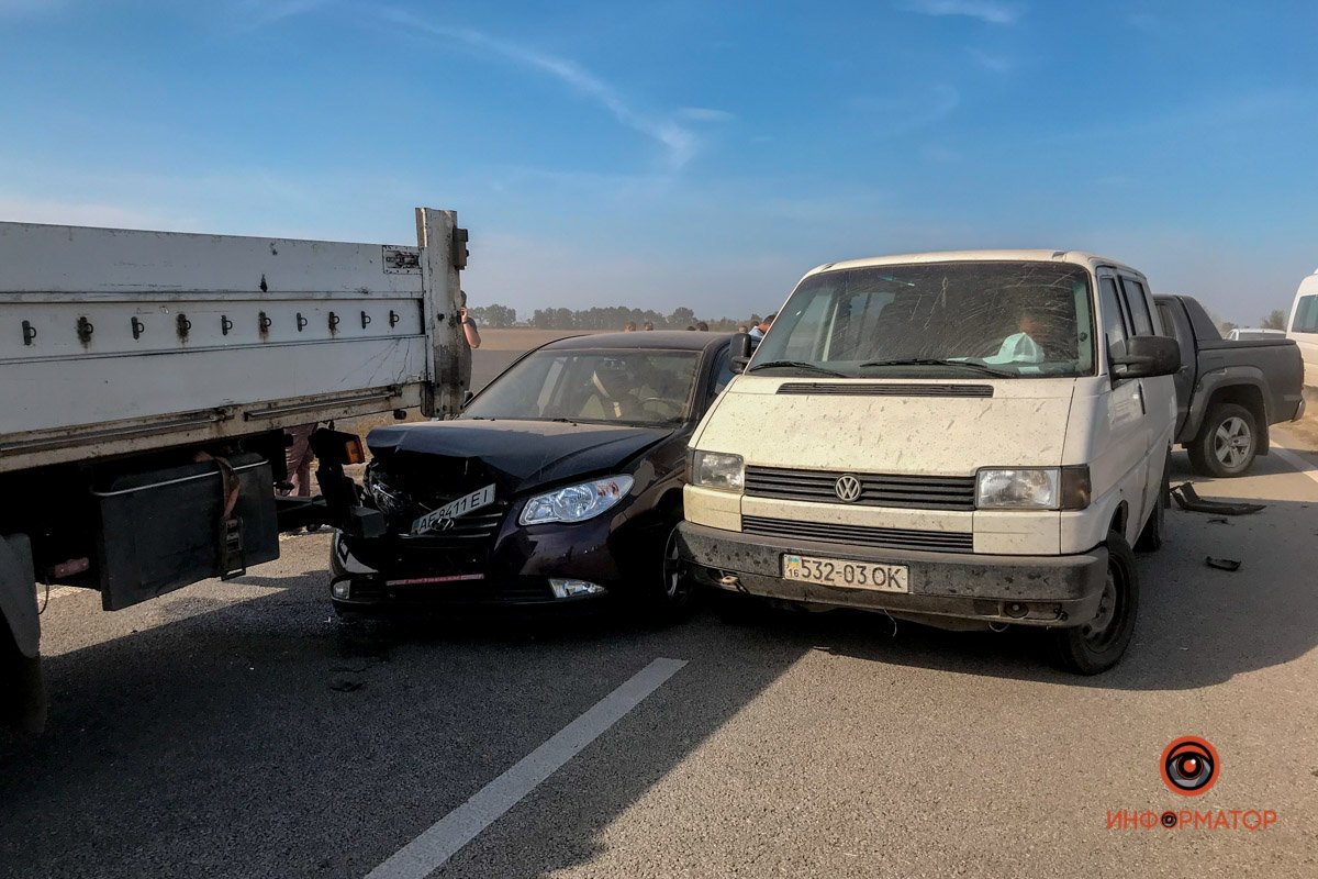 На трассе Днепр - Запорожье из-за масштабного пожара произошло ДТП с участием 5 машин 2