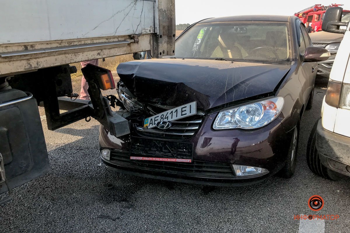 На трассе Днепр - Запорожье из-за масштабного пожара произошло ДТП с участием 5 машин 3