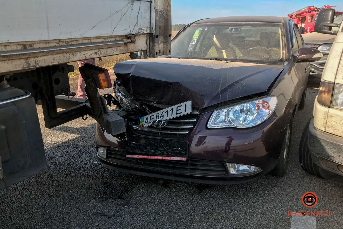 На трассе Днепр - Запорожье из-за масштабного пожара произошло ДТП с участием 5 машин 4