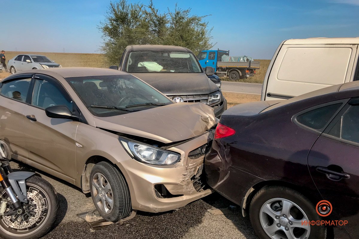 На трассе Днепр - Запорожье из-за масштабного пожара произошло ДТП с участием 5 машин 6