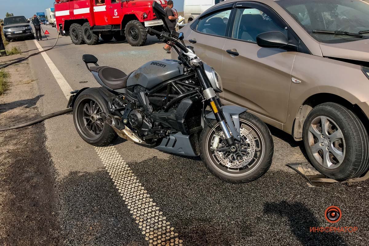 На трассе Днепр - Запорожье из-за масштабного пожара произошло ДТП с участием 5 машин 7