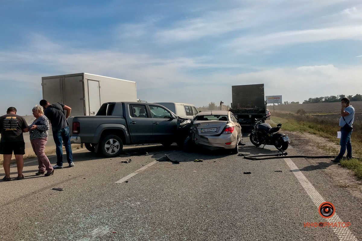 На трассе Днепр - Запорожье из-за масштабного пожара произошло ДТП с участием 5 машин 8