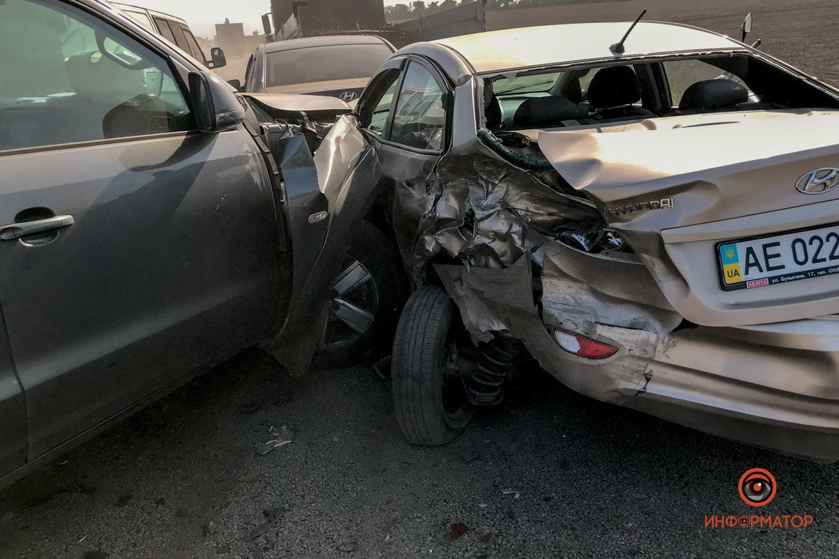 На трассе Днепр - Запорожье из-за масштабного пожара произошло ДТП с участием 5 машин 9