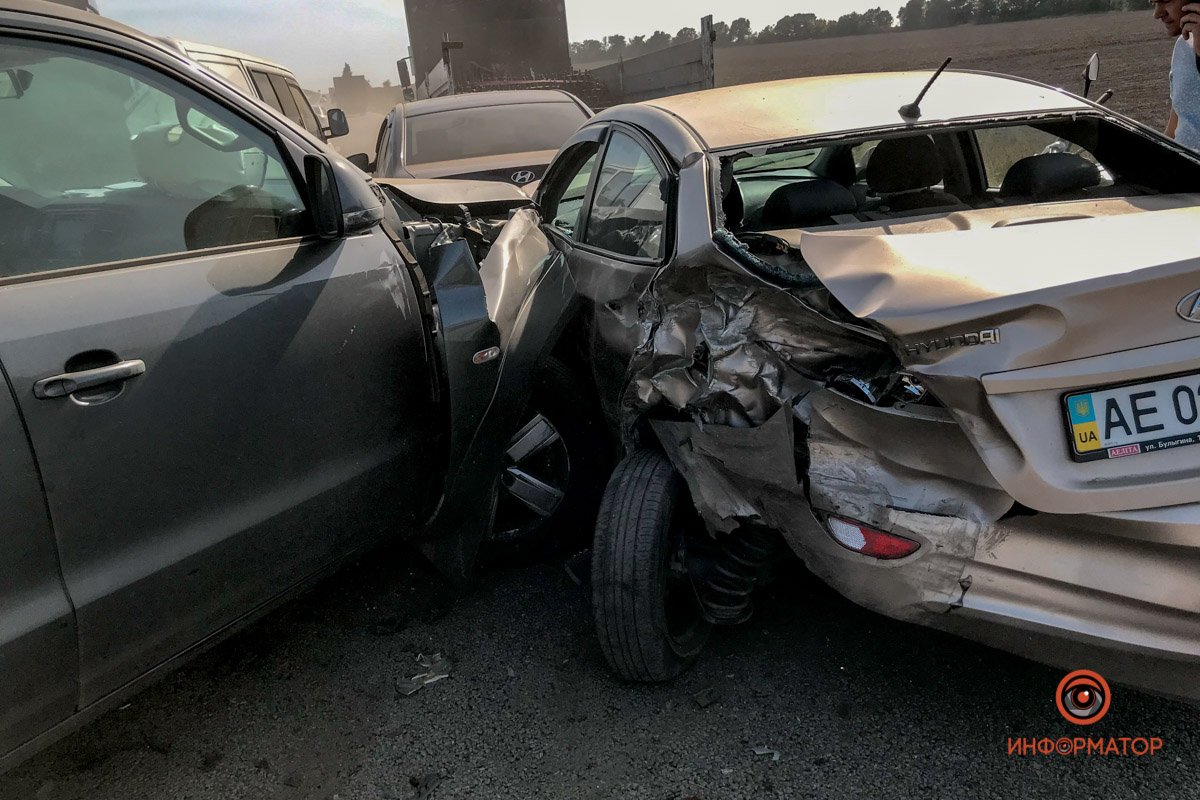 На трассе Днепр - Запорожье из-за масштабного пожара произошло ДТП с участием 5 машин 10