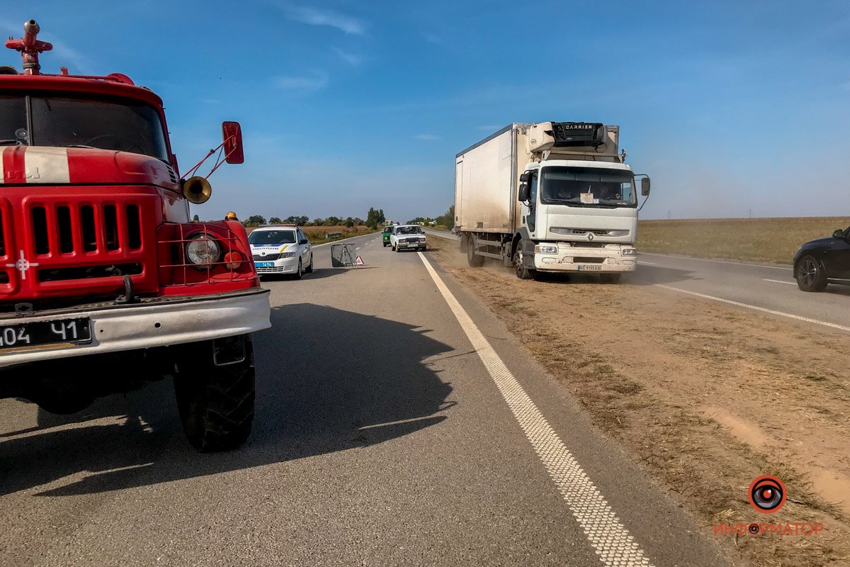 На трассе Днепр - Запорожье из-за масштабного пожара произошло ДТП с участием 5 машин 11