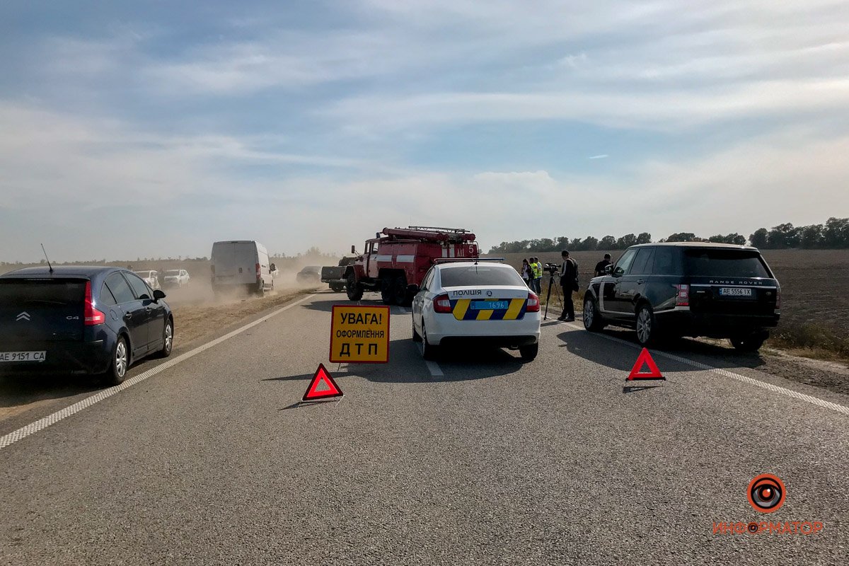 На трассе Днепр - Запорожье из-за масштабного пожара произошло ДТП с участием 5 машин 12