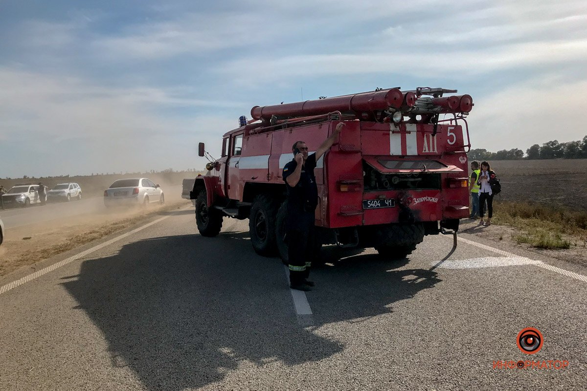 На трассе Днепр - Запорожье из-за масштабного пожара произошло ДТП с участием 5 машин 13