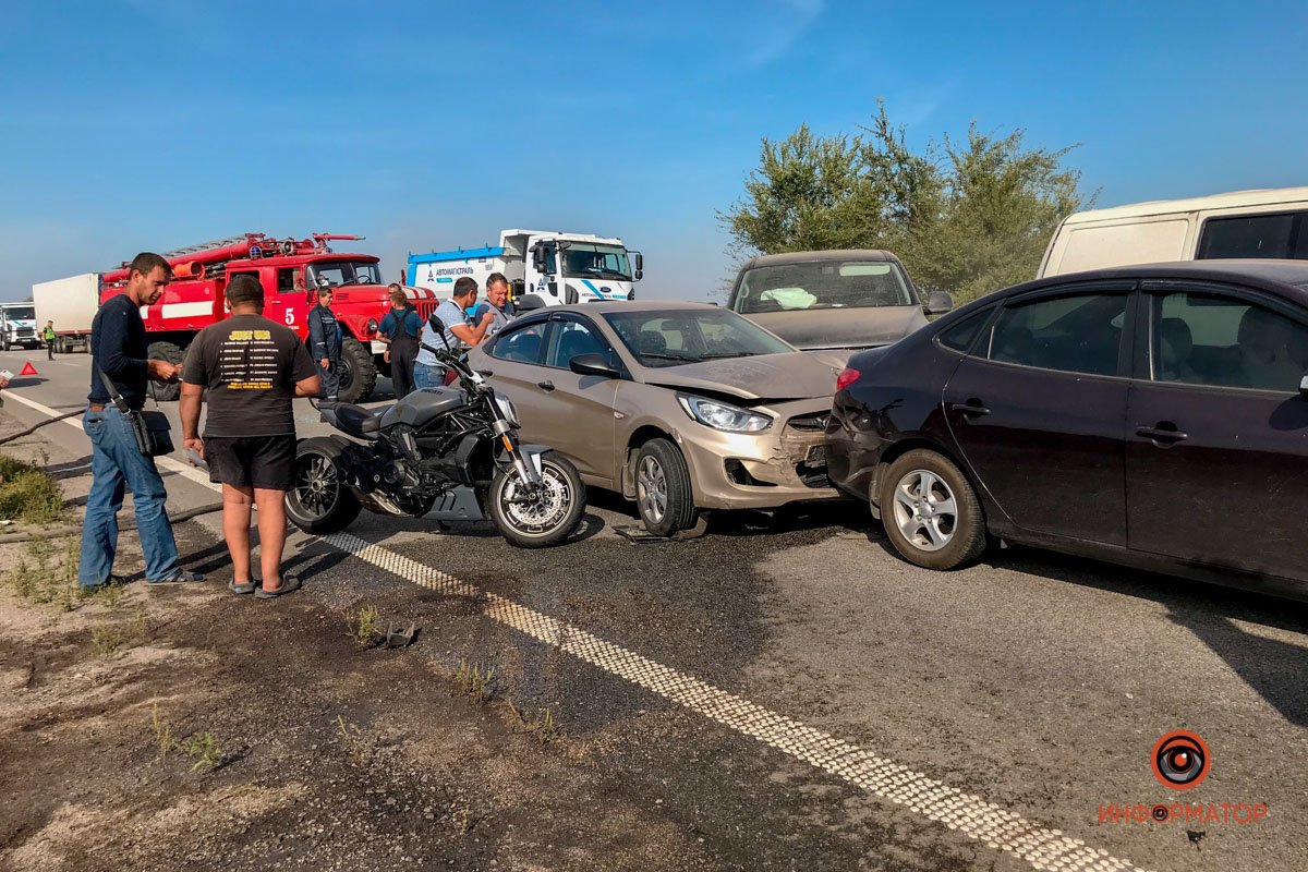 На трассе Днепр - Запорожье из-за масштабного пожара произошло ДТП с участием 5 машин 14