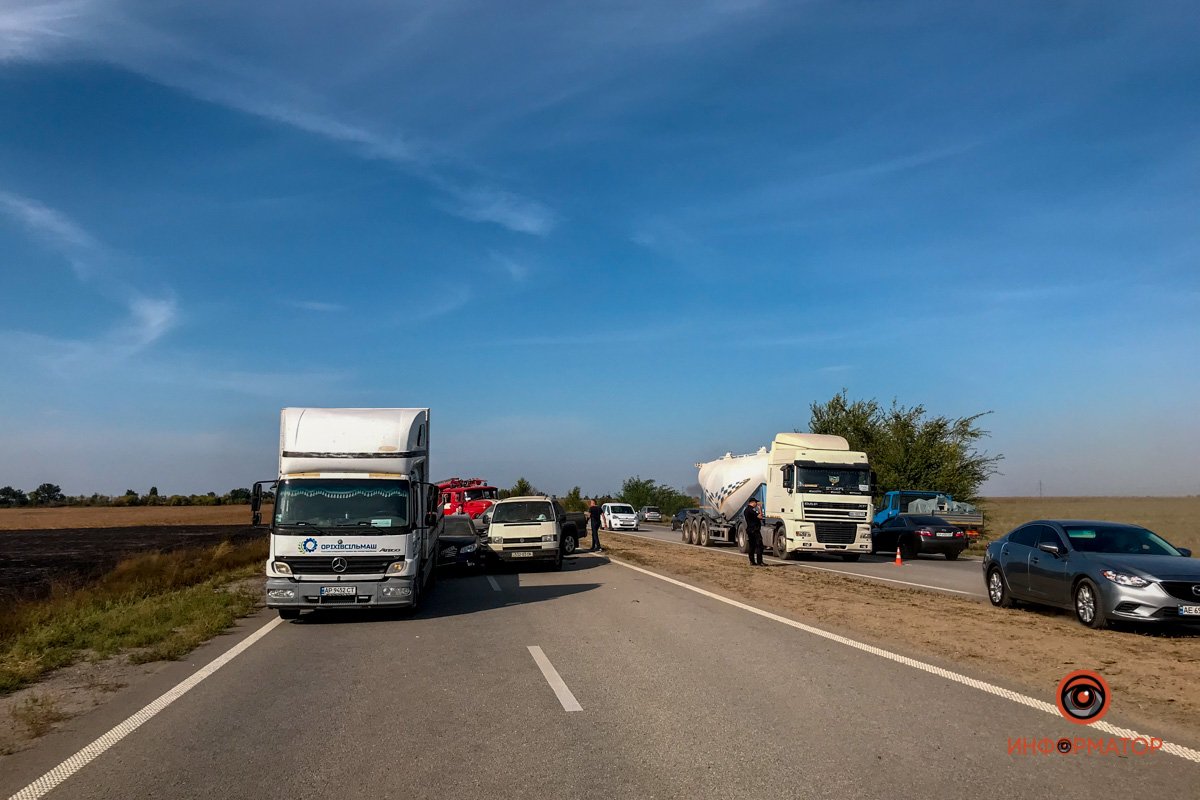 На трассе Днепр - Запорожье из-за масштабного пожара произошло ДТП с участием 5 машин 16