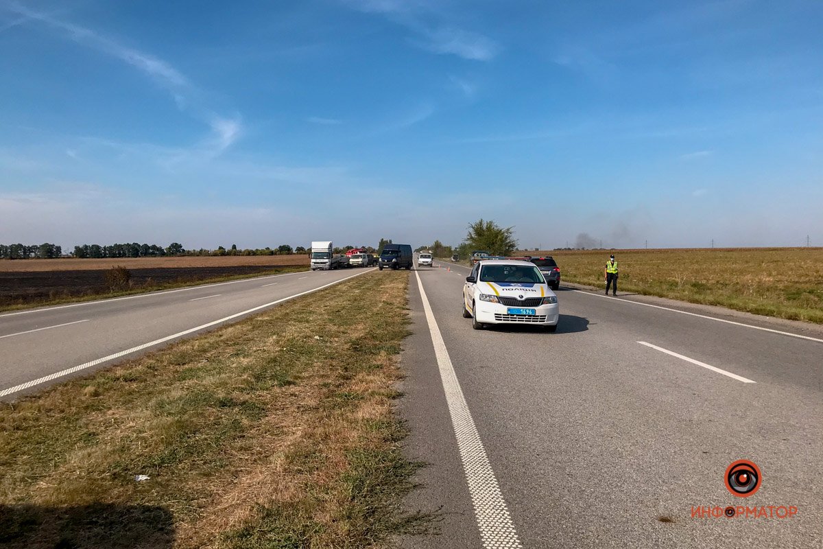 На трассе Днепр - Запорожье из-за масштабного пожара произошло ДТП с участием 5 машин 17