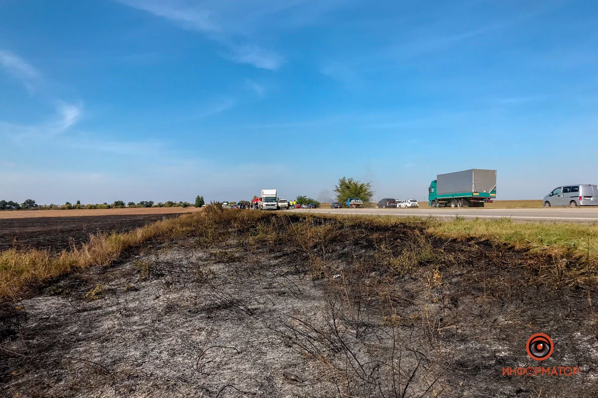 На трассе Днепр - Запорожье из-за масштабного пожара произошло ДТП с участием 5 машин 21